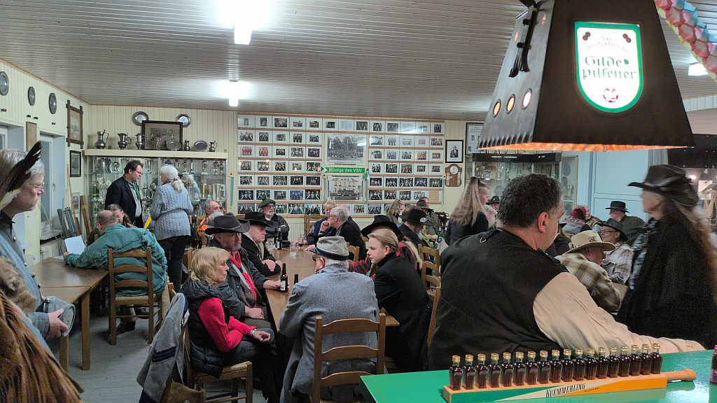 Gesellige Runde in Westernkleidung im Schützenhaus