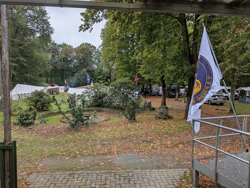 Blick über das Lager mit Zelten, Fahnen und der SPU-Flagge