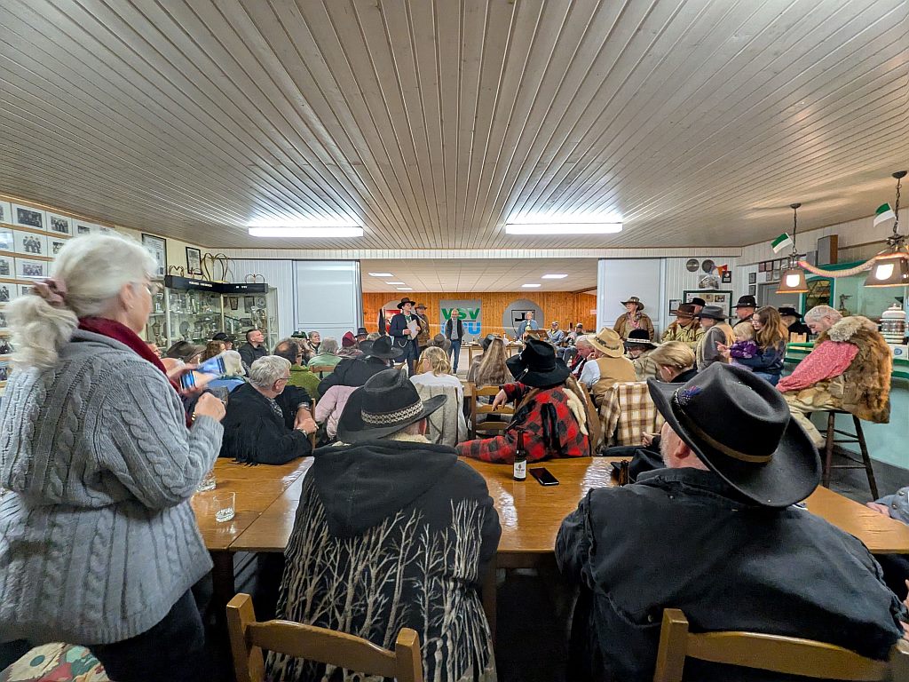 Voll besetzter Saal im Schützenhaus während der Siegerehrung